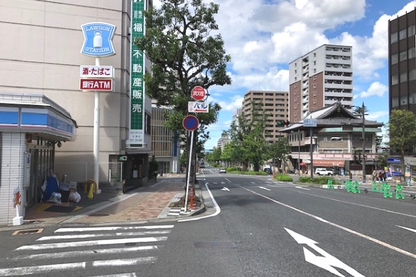 １つ目の信号「京町３丁目」の交差点左角が当店の入るビルです。
