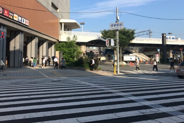 堺東駅前交差点を横断します。