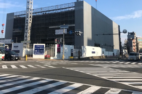 堺東駅南口交差点を横断します。