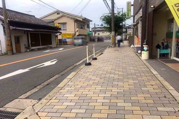 津田駅ロータリー北側マンション１階カフェを右に長尾方面に進みます。