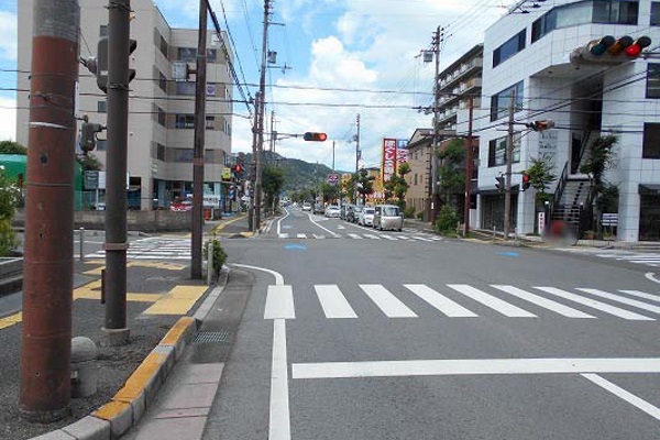 交差点を右折します。