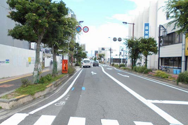 近江八幡駅前の信号を通過します。