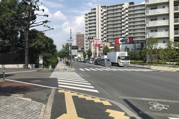 171号線「桃園町」交差点を（神戸方面から）左折、（京都方面から）右折。
しばらく直進すると左手に当店が見えます。
※写真は神戸方面から見たものです。