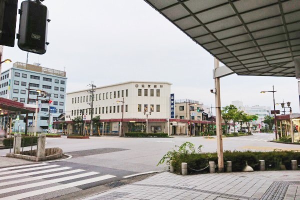 約110m直進し、旭町交差点を左に曲がります。目印は滋賀銀行です。 約110m直進し、旭町交差点を左に曲がります。目印は滋賀銀行です。