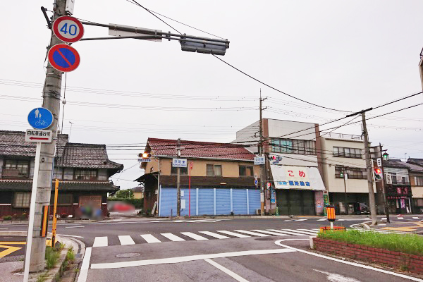 つきあたりにある京町東交差点を右に曲がります。