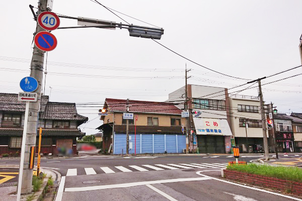 つきあたりにある京町東交差点を右に曲がります。 つきあたりにある京町東交差点を右に曲がります。
