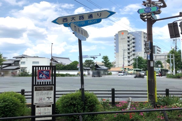 阪急「西院」駅の西口改札口を出て右折すると四条通と西大路通の交差点にでます 阪急「西院」駅の西口改札口を出て右折すると四条通と西大路通の交差点にでます