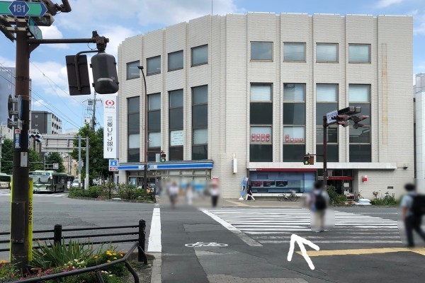 ローソンの前の横断歩道を渡ります ローソンの前の横断歩道を渡ります