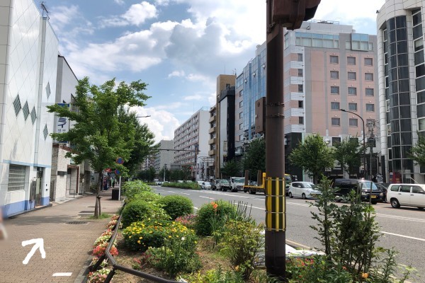 横断歩道を渡りましたら、すくに右折して、西大路通沿いを歩いていきます 横断歩道を渡りましたら、すくに右折して、西大路通沿いを歩いていきます