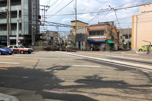 京福電車でお越しのお客様は「西院」駅で降りますと、四条通に面しておりますので、すぐ左折いたします。 京福電車でお越しのお客様は「西院」駅で降りますと、四条通に面しておりますので、すぐ左折いたします。