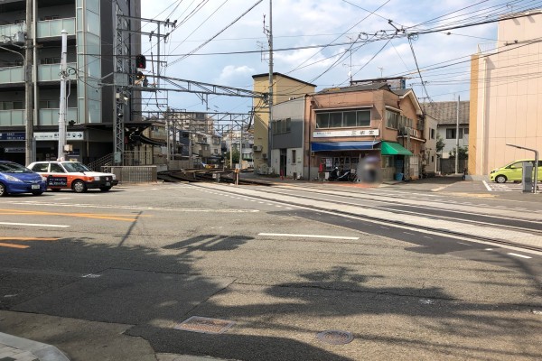 京福電車でお越しのお客様は「西院」駅で降りますと、四条通に面しておりますので、すぐ左折いたします。