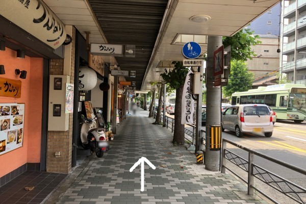 アーケードの下をそのまま直進します アーケードの下をそのまま直進します