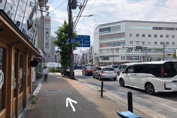 アーケードを抜けると、四条通と西大路通の交差点に出ます。その後は阪急でお越しの場合と同じようにお進み下さい。