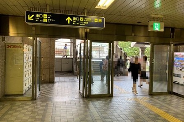 阪急宝塚駅　改札を出て左に進みます。