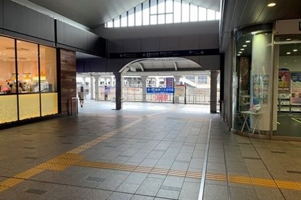 ＪＲ宝塚駅　改札を出て右に進みます