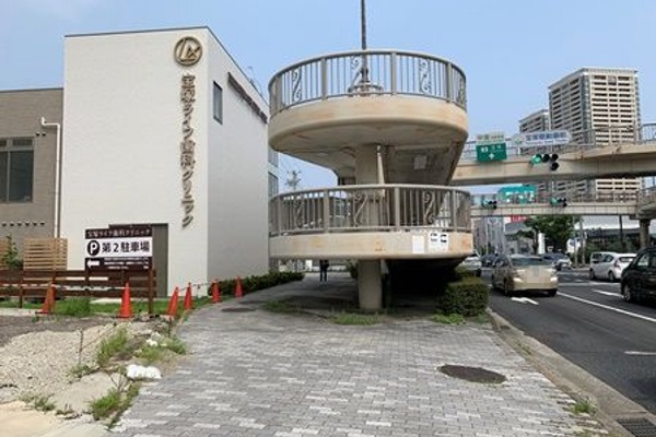 国道176号線沿いに弊社がございます。
宝塚歌劇場前交差点を北側に曲がる（大阪方面からお越しの場合は右折、神戸方面からお越しの場合は左折）