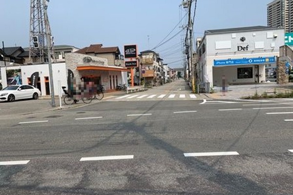 すぐに右折後約30m程進みます すぐに右折後約30m程進みます