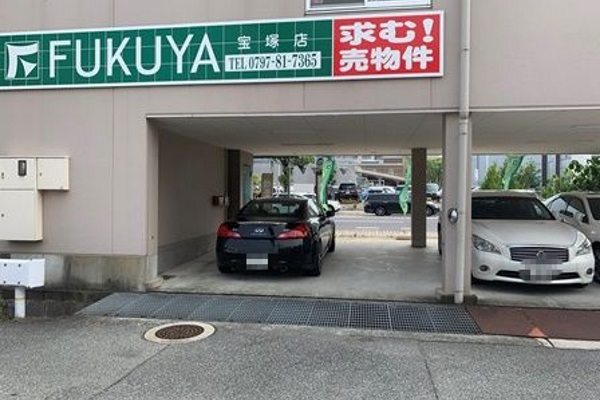 右手に弊社事務所 右手に弊社事務所