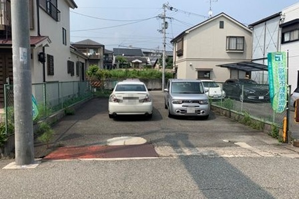 左手に専用駐車場がございます。 左手に専用駐車場がございます。