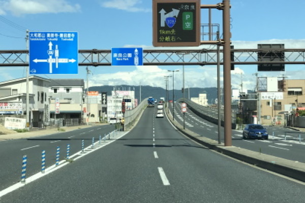 東、奈良公園方面に向けて直進