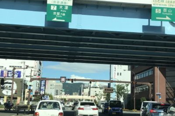 東、奈良公園方面に向けて直進