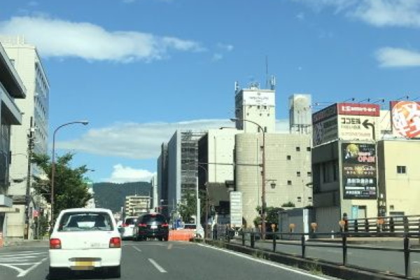 奈良市役所越えると交差点が見えます