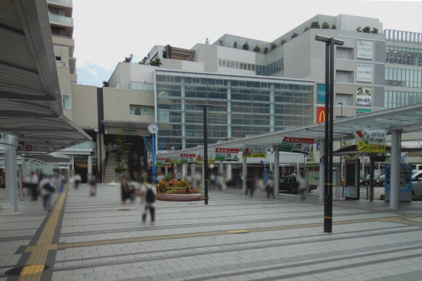 駅構内を出て左に進んでください。