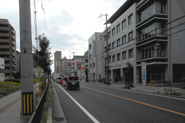 大阪、神戸方面から
右手に石井病院、そのまま西向きに直進してください。