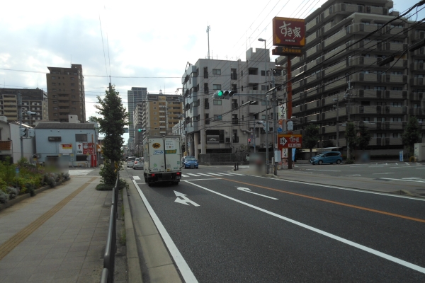 右手に「すき屋」が見えます。