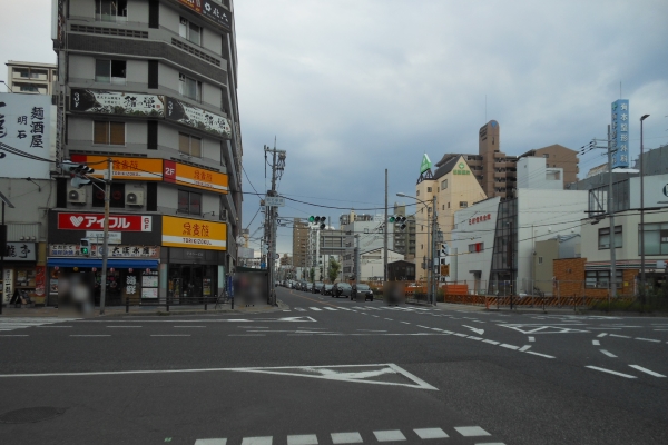 「明石駅前」交差点をそのまま東に直進してください。