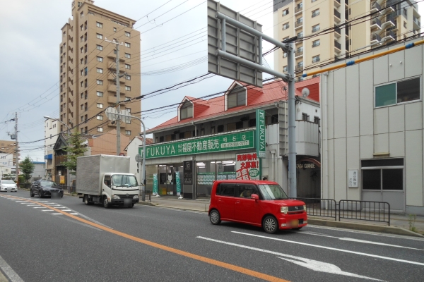 右手に明石店が見えます。そのまま通りすぎてください。