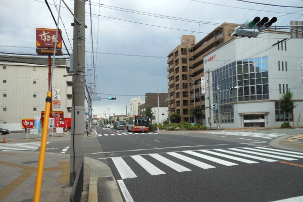 左手に「すき屋」、「桜町東」交差点を右折してください。