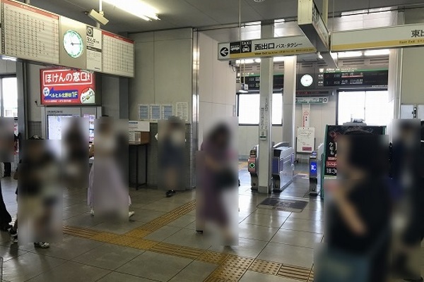 改札を出て左、西出口方面へ進みます。 改札を出て左、西出口方面へ進みます。