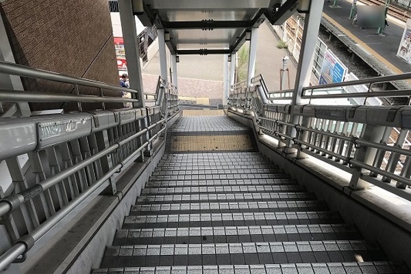 西出口右の階段を下り、左へ進みます。 西出口右の階段を下り、左へ進みます。