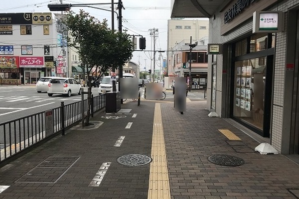 手前信号を左へ進み直進します。 手前信号を左へ進み直進します。