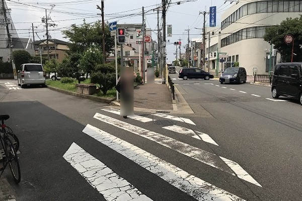 信号を直進しセブンイレブン方面へ進みます。 信号を直進しセブンイレブン方面へ進みます。