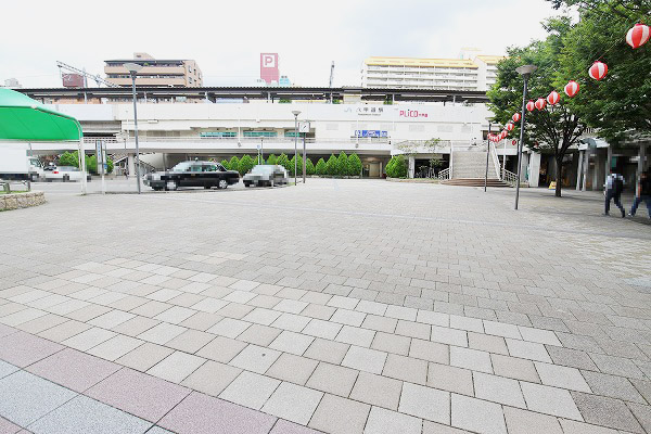 ＪＲ六甲道駅を南がに出て頂きますとロータリーがございます。