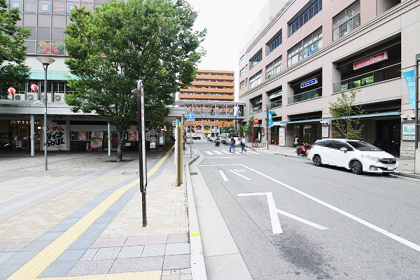 ロータリー前の道路を左(東方向)へ７０ｍお進みください。