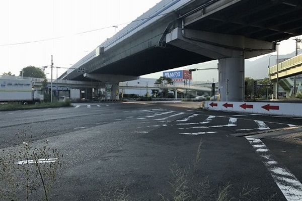 摩耶出口からは国道２号線を東方向へ、約１０分で左手(北側・山側)に店舗がございます。