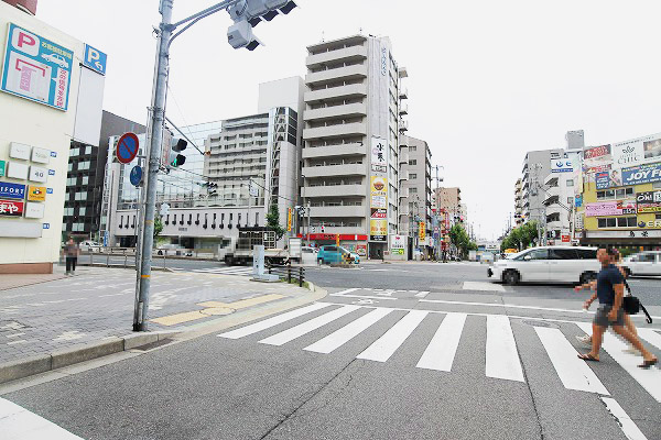 『桜口』交差点を右折、東方向へ約１分で左側(山側・北側)に店舗がございます。