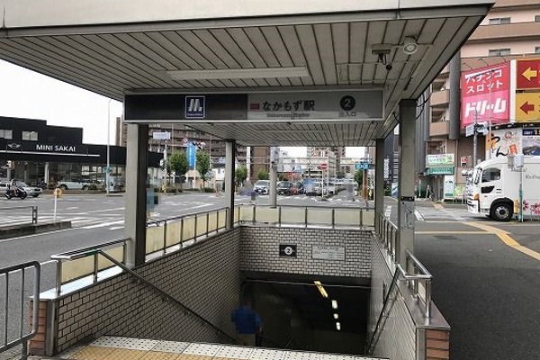 2番出口を上がって頂き後方に進みます。 2番出口を上がって頂き後方に進みます。