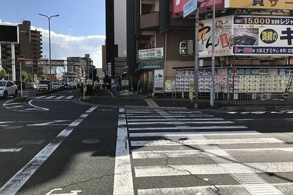 横断歩道を渡ります。 横断歩道を渡ります。
