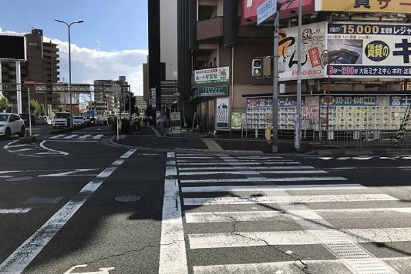 横断歩道を渡ります。