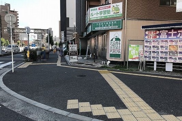 横断歩道を渡って頂きましたら右手に看板・旗が見えます。