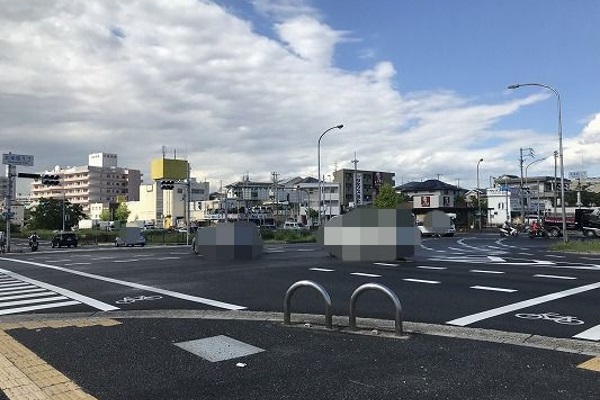 泉北1号線（深井方面・和泉方面）からは、北条町1丁の交差点を北東方面（中百舌鳥・天王寺方面）に曲がり、約1.6ｋｍ直進する