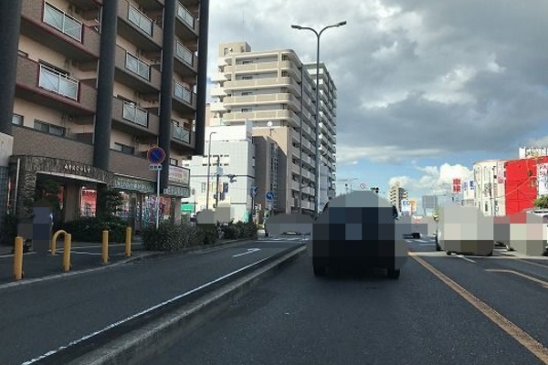 一つ目の交差点（中百舌鳥町3丁の交差点）福屋が左手に見えましたら、信号を左折する