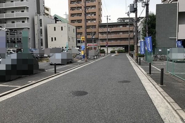 コインパーキング（タイムズ）の隣、福屋の旗が立っている場所が駐車場です。