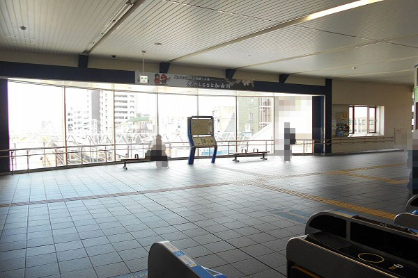 ①東加古川駅改札を出て、右に進みます。 ①東加古川駅改札を出て、右に進みます。