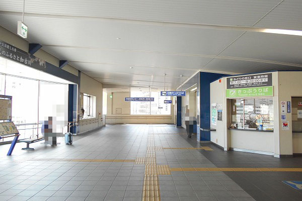 ②階段を下りて、東加古川駅南口に出ます。 ②階段を下りて、東加古川駅南口に出ます。