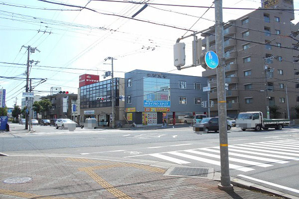⑥国道2号線、東加古川駅前の交差点を右へ(西に)進みます。